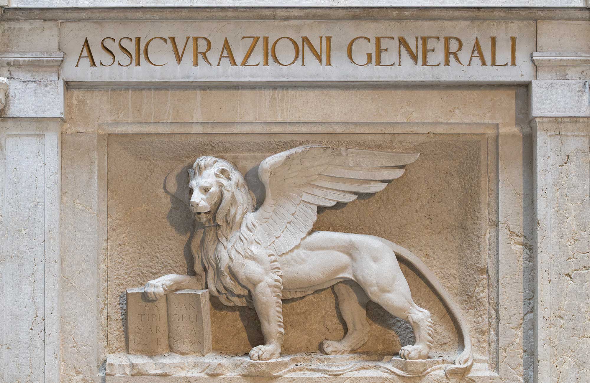 0164-agenti-assicurazioni-generali-fanno-quadrato-intorno-a-compagnia_2000px